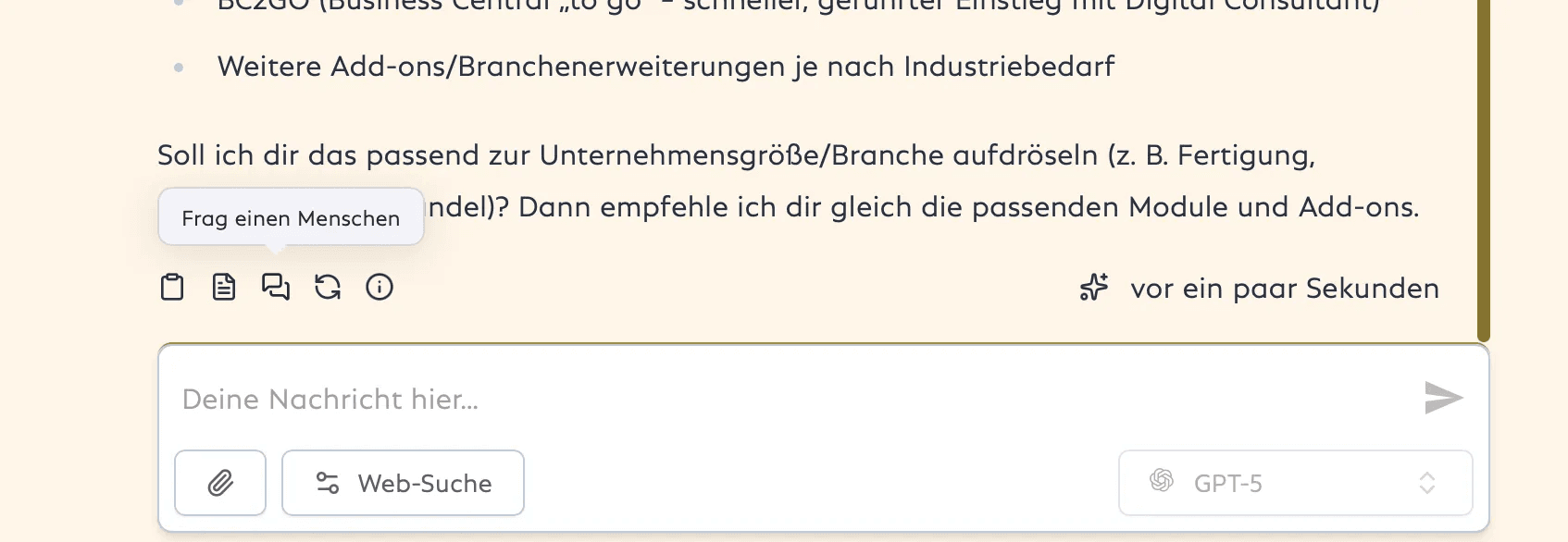 Screenshot einer detaillierten COSMA Chat Antwort mit eingeblendeten Symbolen für Feedback und dem hervorgehobenen Tooltip Ask a human über dem Eingabefeld. 