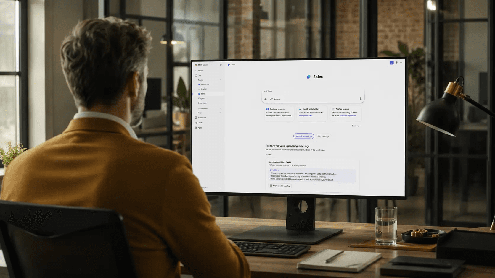 Profesional utilizando Microsoft Sales Agent en Microsoft 365 Copilot desde una oficina industrial