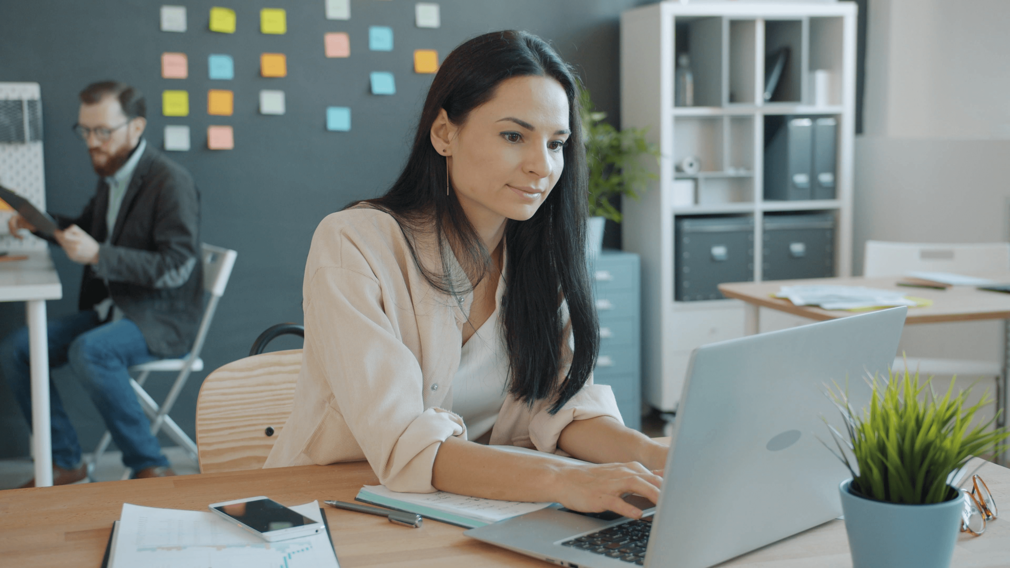 Profesional trabajando con un computador en una oficina moderna para representar las novedades de Microsoft 365 Copilot de julio y agosto de 2026