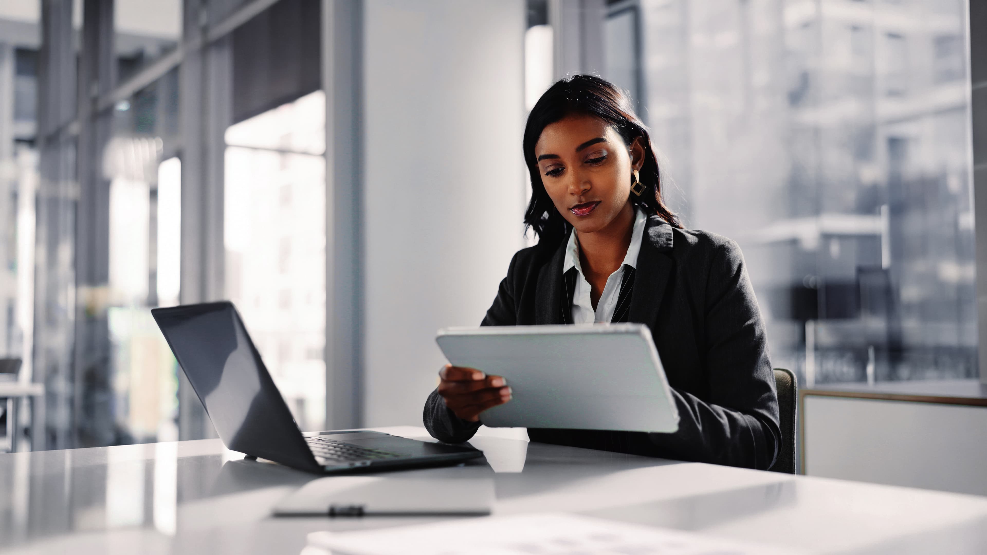 COSMO Regulatory Affairs COSMO Regulatory Affairs bietet Workflows, um sicherzustellen, dass Prozesse in Microsoft Dynamics 365 Business Central branchenspezifische Vorschriften erfüllen. Es erweitert Workflow-Funktionalitäten durch die Fähigkeit, Transaktionen zu verfolgen, zu überprüfen und zu prüfen.